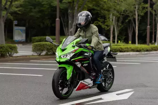 「トップガンになりたくてカワサキの「Ninja ZX-25R」に乗った」の画像