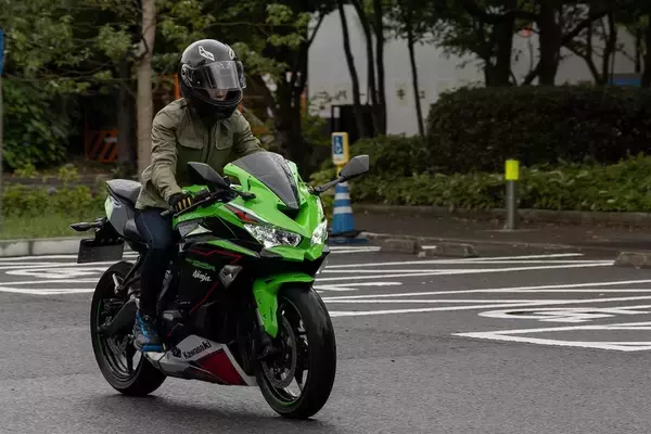 「トップガンになりたくてカワサキの「Ninja ZX-25R」に乗った」の画像