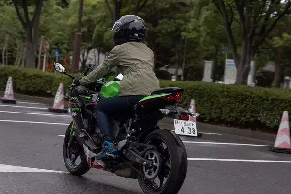 「トップガンになりたくてカワサキの「Ninja ZX-25R」に乗った」の画像