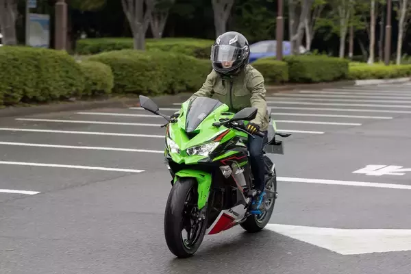 「トップガンになりたくてカワサキの「Ninja ZX-25R」に乗った」の画像