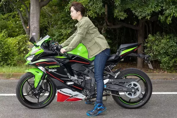 「トップガンになりたくてカワサキの「Ninja ZX-25R」に乗った」の画像