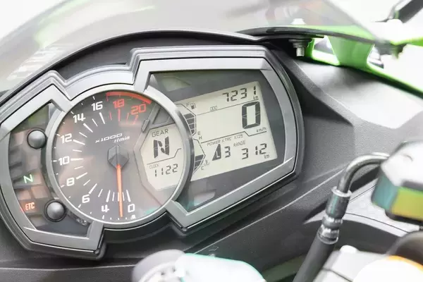 「トップガンになりたくてカワサキの「Ninja ZX-25R」に乗った」の画像