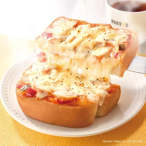 「チーズがとろとろ！「スモークチキン＆トマト」新モーニングメニューがドトールに」の画像