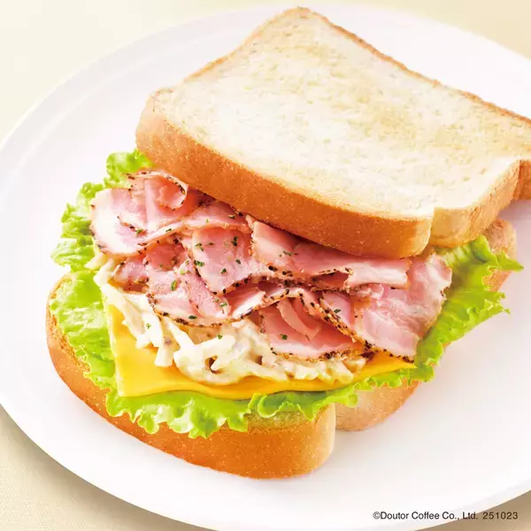 「チーズがとろとろ！「スモークチキン＆トマト」新モーニングメニューがドトールに」の画像