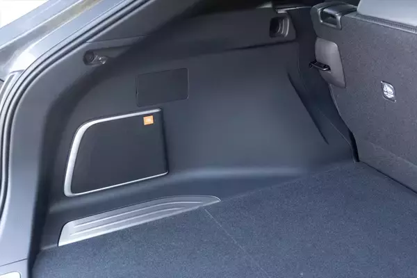 「電池ゼロでも実燃費25km/L！ トヨタ「ハリアーPHEV」の重厚な走りとコスパがエグすぎた」の画像