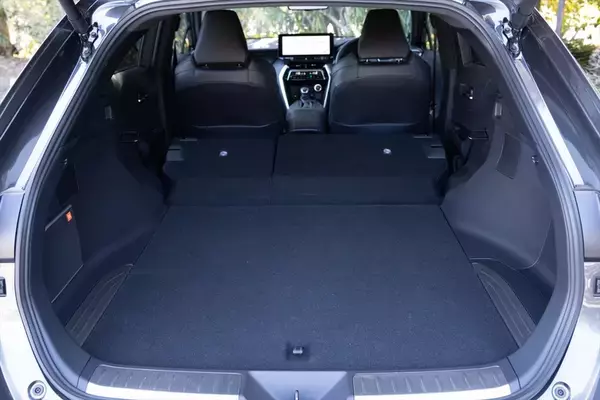 「電池ゼロでも実燃費25km/L！ トヨタ「ハリアーPHEV」の重厚な走りとコスパがエグすぎた」の画像