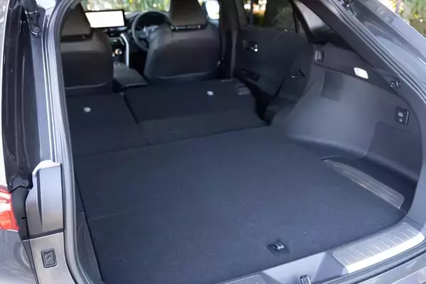 「電池ゼロでも実燃費25km/L！ トヨタ「ハリアーPHEV」の重厚な走りとコスパがエグすぎた」の画像