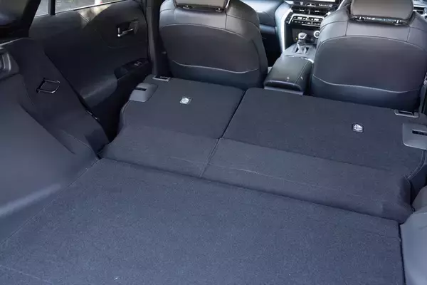 「電池ゼロでも実燃費25km/L！ トヨタ「ハリアーPHEV」の重厚な走りとコスパがエグすぎた」の画像