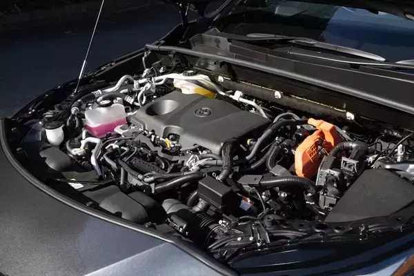 「電池ゼロでも実燃費25km/L！ トヨタ「ハリアーPHEV」の重厚な走りとコスパがエグすぎた」の画像