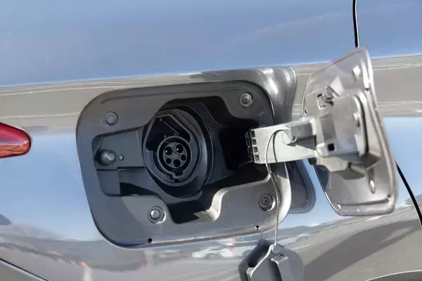 「電池ゼロでも実燃費25km/L！ トヨタ「ハリアーPHEV」の重厚な走りとコスパがエグすぎた」の画像