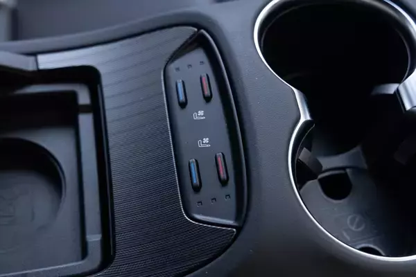 「電池ゼロでも実燃費25km/L！ トヨタ「ハリアーPHEV」の重厚な走りとコスパがエグすぎた」の画像
