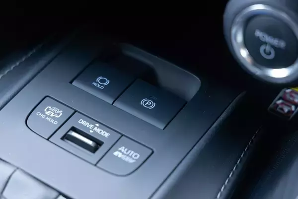 「電池ゼロでも実燃費25km/L！ トヨタ「ハリアーPHEV」の重厚な走りとコスパがエグすぎた」の画像