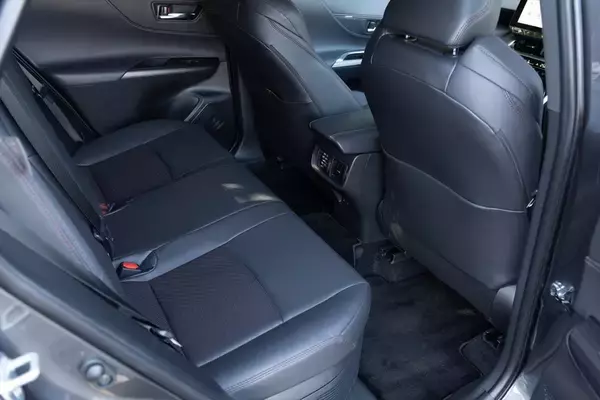 「電池ゼロでも実燃費25km/L！ トヨタ「ハリアーPHEV」の重厚な走りとコスパがエグすぎた」の画像