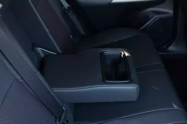 「電池ゼロでも実燃費25km/L！ トヨタ「ハリアーPHEV」の重厚な走りとコスパがエグすぎた」の画像