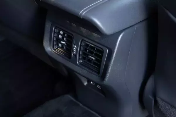 「電池ゼロでも実燃費25km/L！ トヨタ「ハリアーPHEV」の重厚な走りとコスパがエグすぎた」の画像