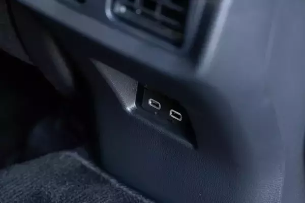 「電池ゼロでも実燃費25km/L！ トヨタ「ハリアーPHEV」の重厚な走りとコスパがエグすぎた」の画像
