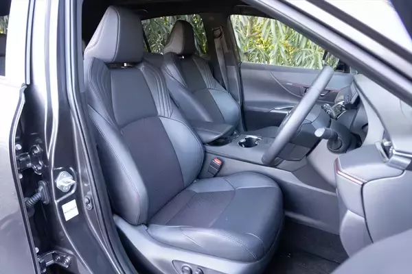 「電池ゼロでも実燃費25km/L！ トヨタ「ハリアーPHEV」の重厚な走りとコスパがエグすぎた」の画像