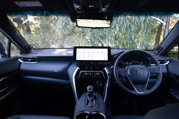 「電池ゼロでも実燃費25km/L！ トヨタ「ハリアーPHEV」の重厚な走りとコスパがエグすぎた」の画像
