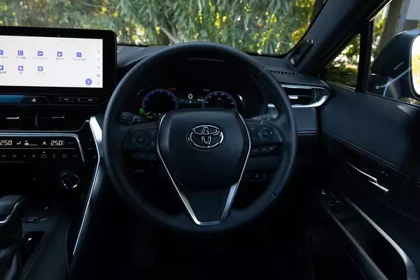 「電池ゼロでも実燃費25km/L！ トヨタ「ハリアーPHEV」の重厚な走りとコスパがエグすぎた」の画像