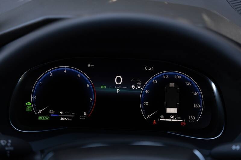 電池ゼロでも実燃費25km/L！ トヨタ「ハリアーPHEV」の重厚な走りとコスパがエグすぎた