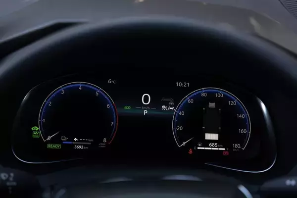 「電池ゼロでも実燃費25km/L！ トヨタ「ハリアーPHEV」の重厚な走りとコスパがエグすぎた」の画像