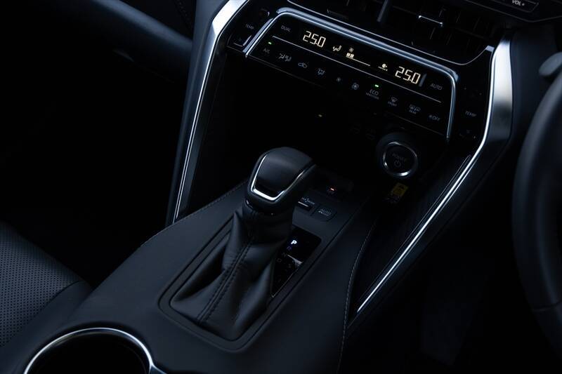 電池ゼロでも実燃費25km/L！ トヨタ「ハリアーPHEV」の重厚な走りとコスパがエグすぎた
