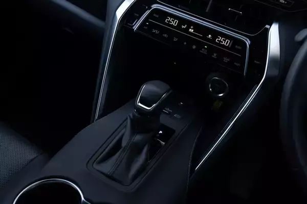 「電池ゼロでも実燃費25km/L！ トヨタ「ハリアーPHEV」の重厚な走りとコスパがエグすぎた」の画像