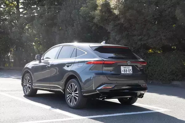 「電池ゼロでも実燃費25km/L！ トヨタ「ハリアーPHEV」の重厚な走りとコスパがエグすぎた」の画像