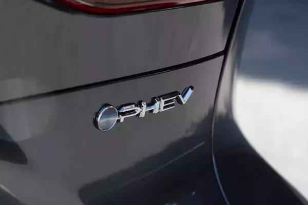 「電池ゼロでも実燃費25km/L！ トヨタ「ハリアーPHEV」の重厚な走りとコスパがエグすぎた」の画像