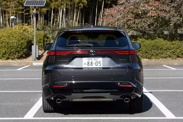 「電池ゼロでも実燃費25km/L！ トヨタ「ハリアーPHEV」の重厚な走りとコスパがエグすぎた」の画像