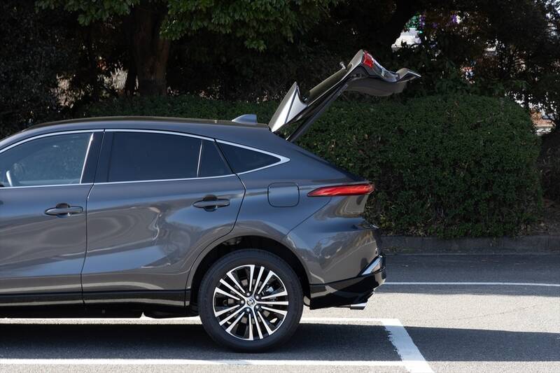 電池ゼロでも実燃費25km/L！ トヨタ「ハリアーPHEV」の重厚な走りとコスパがエグすぎた