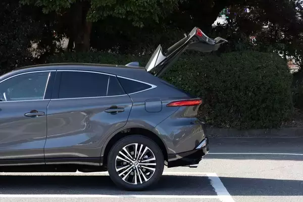 「電池ゼロでも実燃費25km/L！ トヨタ「ハリアーPHEV」の重厚な走りとコスパがエグすぎた」の画像