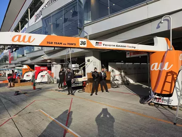 「5Gでもレースでも最速を！ auがTOM'SとSUPER GTに参戦し続けるワケ」の画像