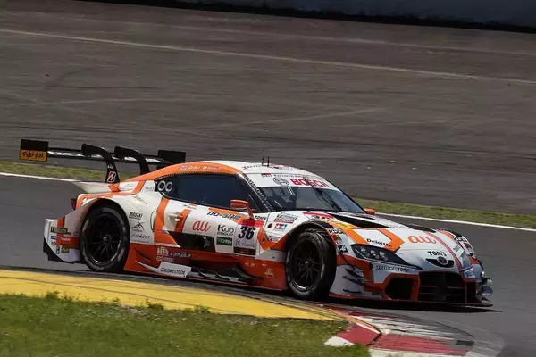 「5Gでもレースでも最速を！ auがTOM'SとSUPER GTに参戦し続けるワケ」の画像