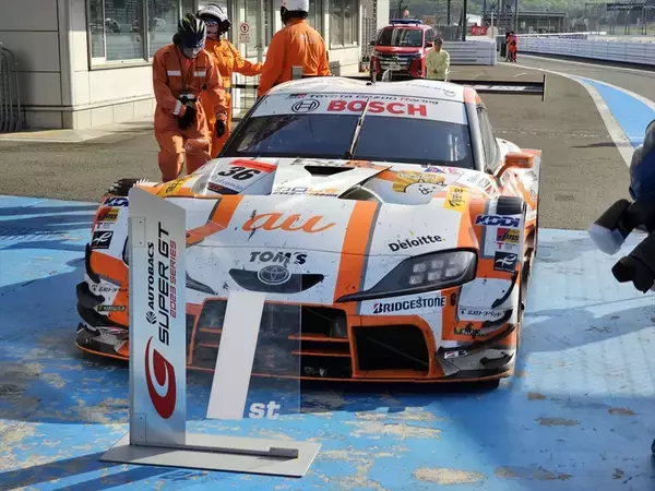 「5Gでもレースでも最速を！ auがTOM'SとSUPER GTに参戦し続けるワケ」の画像