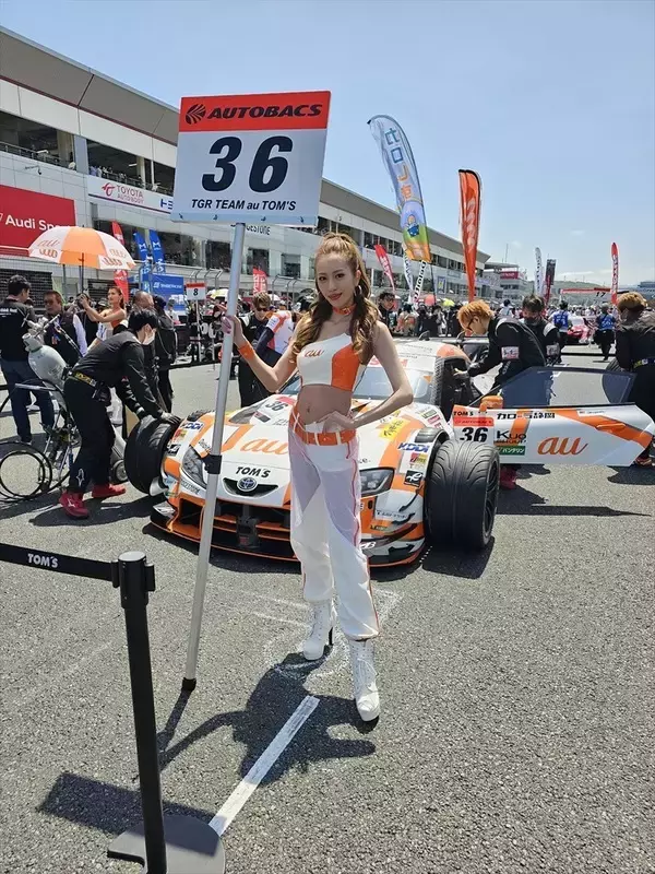 「5Gでもレースでも最速を！ auがTOM'SとSUPER GTに参戦し続けるワケ」の画像