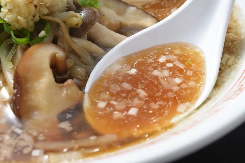 餃子の王将に「秋ラーメン」！ 玉子をのせれば“月見”にもなるよ