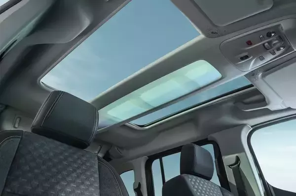 「プジョー「リフター」ガラスルーフで開放感マシマシ、30台限定モデル」の画像