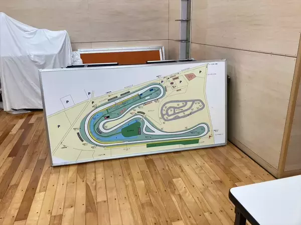 「平日会社員、週末レースクイーンの赤城ありさがラリージャパンを目指して始動！」の画像