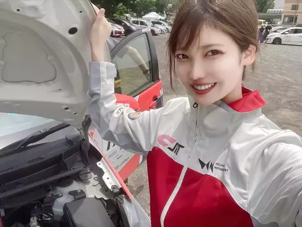 「平日会社員、週末レースクイーンの赤城ありさがラリージャパンを目指して始動！」の画像