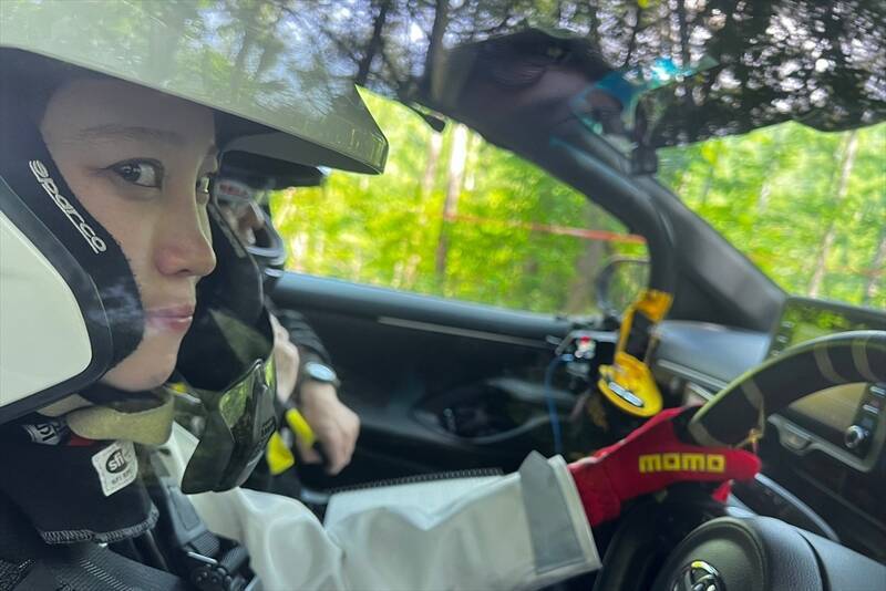 平日会社員、週末レースクイーンの赤城ありさがラリージャパンを目指して始動！