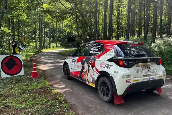 「平日会社員、週末レースクイーンの赤城ありさがラリージャパンを目指して始動！」の画像