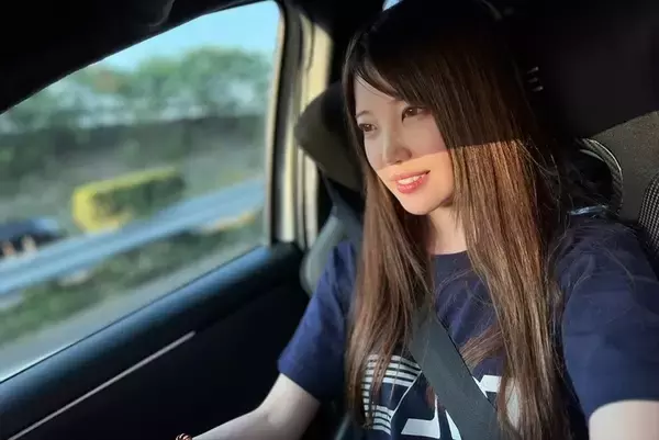 「平日会社員、週末レースクイーンの赤城ありさがラリージャパンを目指して始動！」の画像