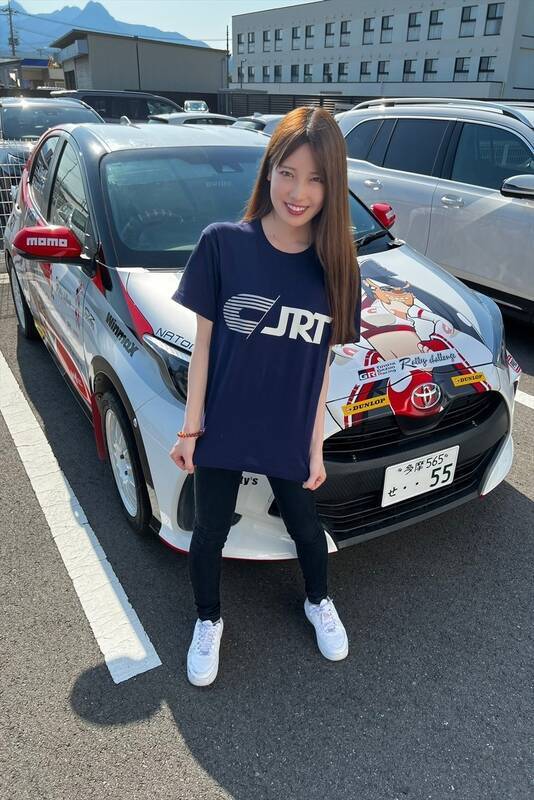 平日会社員、週末レースクイーンの赤城ありさがラリージャパンを目指して始動！