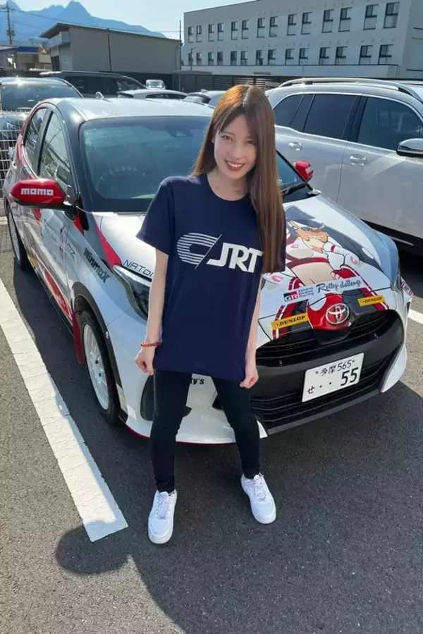 「平日会社員、週末レースクイーンの赤城ありさがラリージャパンを目指して始動！」の画像