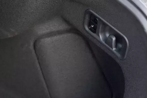 「1000km走破で実証！ メルセデス「E220d」のディーゼルは“圧倒的な疲労感のなさ”と“超低燃費”だった」の画像