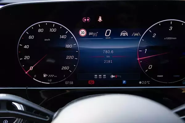 「1000km走破で実証！ メルセデス「E220d」のディーゼルは“圧倒的な疲労感のなさ”と“超低燃費”だった」の画像