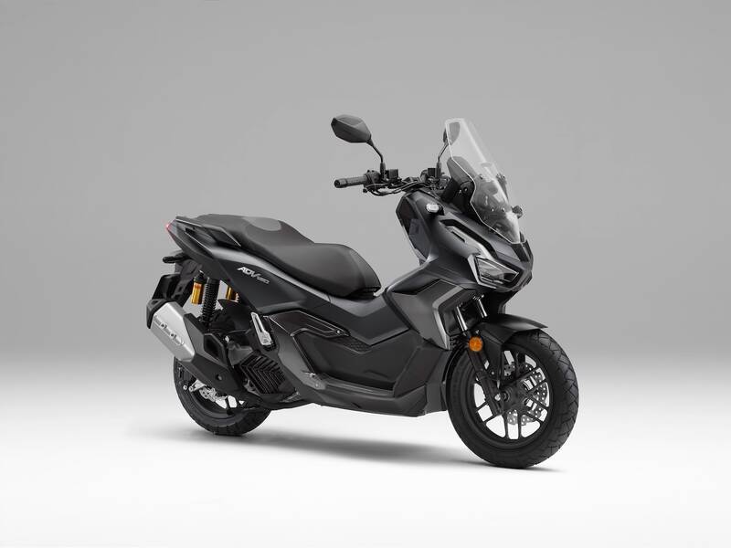 Honda「ADV160」進化！ スマホ連携対応＆TFT化、冒険スクーターがさらに今どき仕様に