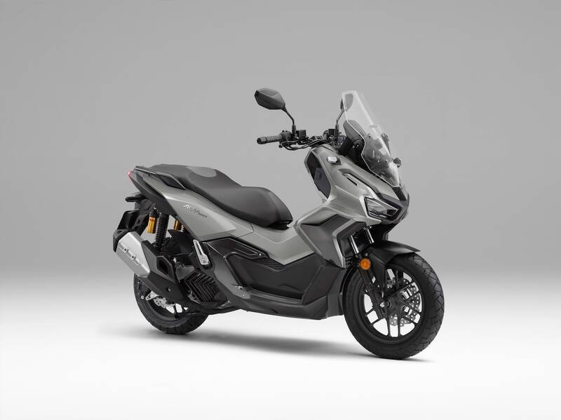 Honda「ADV160」進化！ スマホ連携対応＆TFT化、冒険スクーターがさらに今どき仕様に