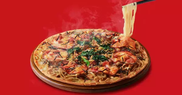 「ピザハットが”横浜家系”ラーメンピザ発売！ 家系の老舗「吉村家」が監修」の画像